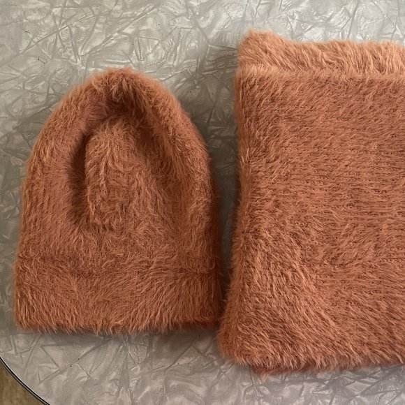 Simons Plush knit tuque and scarf - Picture 1 of 5